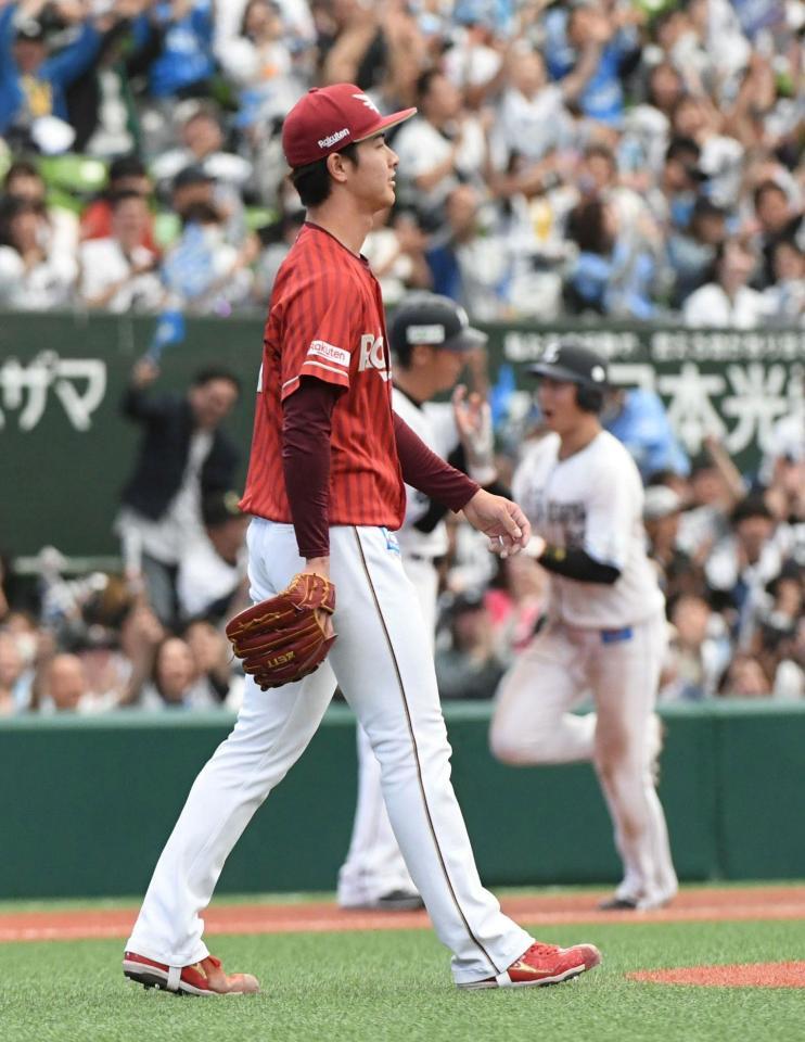 ６回、平沢（右）に逆転３ランを浴び、ぼう然とする古謝（撮影・佐藤厚）