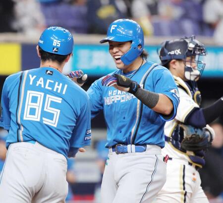 　５回、２ランを放ち笑顔で生還する野村（撮影・坂部計介）