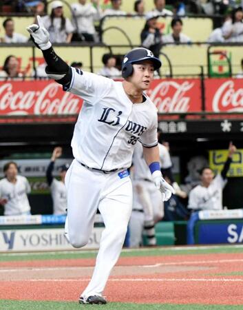 　６回、逆転３ランを放ち、右手を上げる平沢（撮影・佐藤厚）