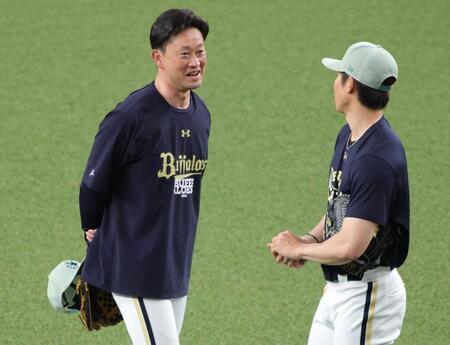 曽谷（右）に笑顔で声をかける岸田監督（撮影・坂部計介）