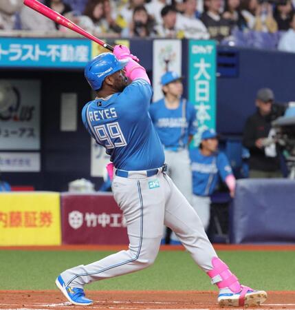１回、レイエスは左越えに先制となる本塁打を放つ（撮影・坂部計介）