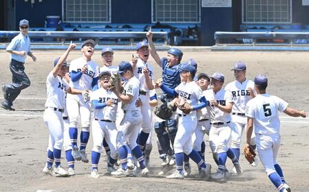 優勝を決め、歓喜する履正社ナイン（撮影・高部洋祐）