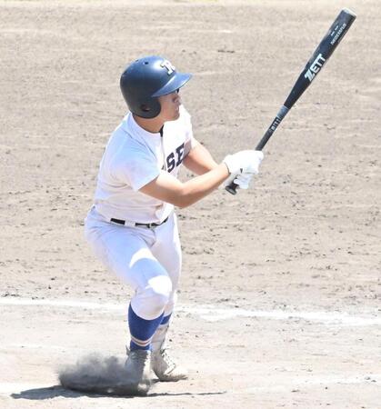 ９回、勝ち越しの犠飛を放つ履正社・川口壱茶（撮影・高部洋祐）