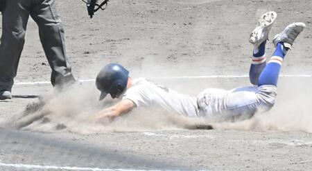 ９回、履正社・川口壱茶の勝ち越し犠飛で生還する履正社・小杉悠人（撮影・高部洋祐）