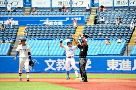 四回に２点適時打を放ち喜ぶ東大・秋元