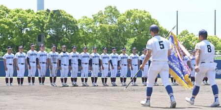 優勝旗を手にした履正社・辻竜乃介（５）を見つめる関大北陽ナイン（撮影・高部洋祐）