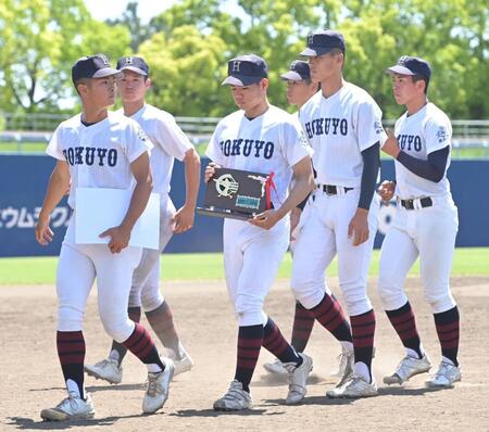 閉会式を終え引き上げる関大北陽ナイン（撮影・高部洋祐）