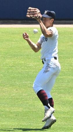 ９回、履正社・大山田清誠の飛球を捕り損ねる関大北陽・荒瀬清志（撮影・高部洋祐）