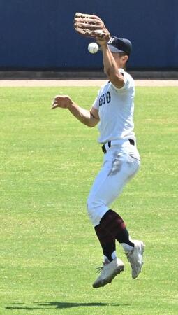 ９回、履正社・大山田清誠の飛球を捕り損ねる関大北陽・荒瀬清志（撮影・高部洋祐）