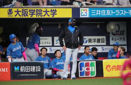 ５回、カストロのタイムのタイミングをめぐってオリックスナインがグラウンドに出る騒ぎに。状況を見る新庄監督（撮影・坂部計介）