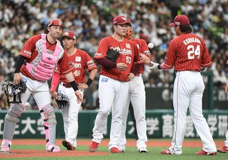 ２回途中２失点で降板する滝中（中央）＝撮影・佐藤厚