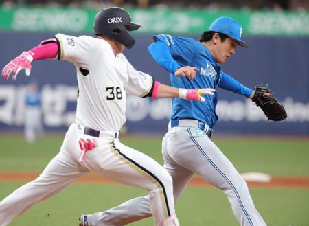 ７回、来田（左）の一塁への打球でベースカバーに入る北山（撮影・坂部計介）