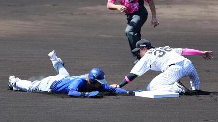 １回、盗塁を決める三森（野手・小幡）＝撮影・山口登