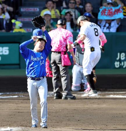 ６回、佐藤輝にソロを許す石田裕（撮影・山口登）