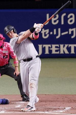 ４回、ダルベックが勝ち越し２ランを放つ。捕手・石伊