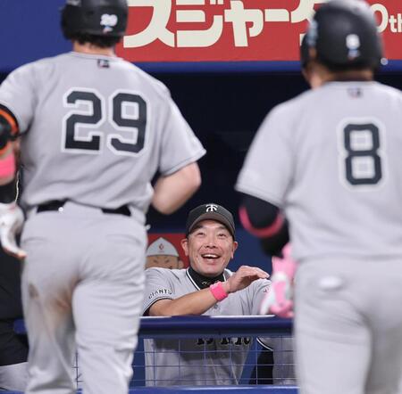 ４回、勝ち越し２ランを放ったダルベック（手前左）を迎える阿部監督