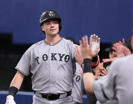 ４回、勝ち越し２ランを放ち、ナインに迎えられるダルベック