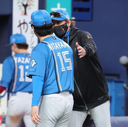 ８回無失点と好投し、３勝目をあげた北山を労う新庄監督（撮影・坂部計介）