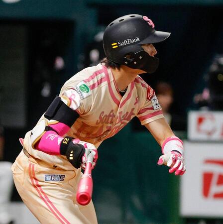５回、周東が中前に２本目となる適時打を放つ