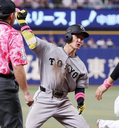 ６回、逆転の２点三塁打を放ち、塁上で喜ぶ浦田