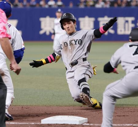 ６回、逆転の２点三塁打を放ち滑り込む浦田