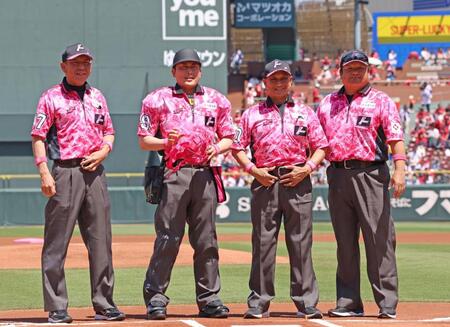 試合開始前、記念写真に納まる審判団（撮影・北村雅宏）