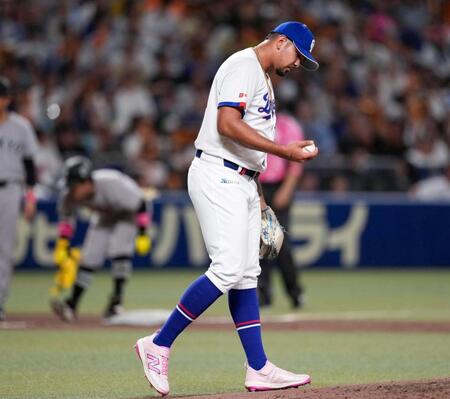 ６回、浦田（奥）に２点三塁打を許したメヒア