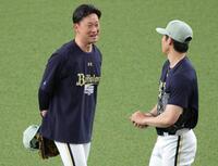 曽谷（右）に笑顔で声をかける岸田監督（撮影・坂部計介）