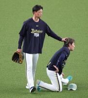 練習中、西野（右）をイジる岸田監督（撮影・坂部計介）