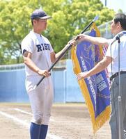 優勝旗を受け取る履正社・辻竜乃介（撮影・高部洋祐）