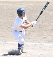 ９回、勝ち越しの犠飛を放つ履正社・川口壱茶（撮影・高部洋祐）