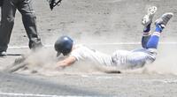 ９回、履正社・川口壱茶の勝ち越し犠飛で生還する履正社・小杉悠人（撮影・高部洋祐）