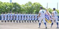 優勝旗を手にした履正社・辻竜乃介（５）を見つめる関大北陽ナイン（撮影・高部洋祐）