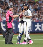 ５回、カストロのタイムのタイミングをめぐってエスピノーザもヒートアップ（撮影・坂部計介）
