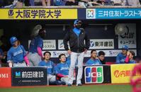 ５回、カストロのタイムのタイミングをめぐってオリックスナインがグラウンドに出る騒ぎに。状況を見る新庄監督（撮影・坂部計介）