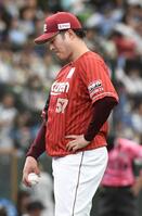 ２回途中２失点で降板する滝中（中央）＝撮影・佐藤厚
