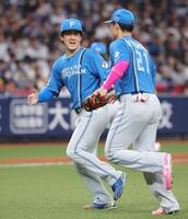 ３回、渡部を一ゴロに仕留め、清宮幸（右）と笑顔でタッチをかわす北山（撮影・坂部計介）