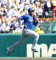 全力疾走で守備位置に向かう勝又（撮影・西田忠信）