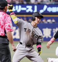 ６回、逆転の２点三塁打を放ち、塁上で喜ぶ浦田