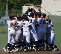 ５９年ぶりの優勝を果たし、喜びを爆発させる呉港ナイン（撮影・市尻達拡）