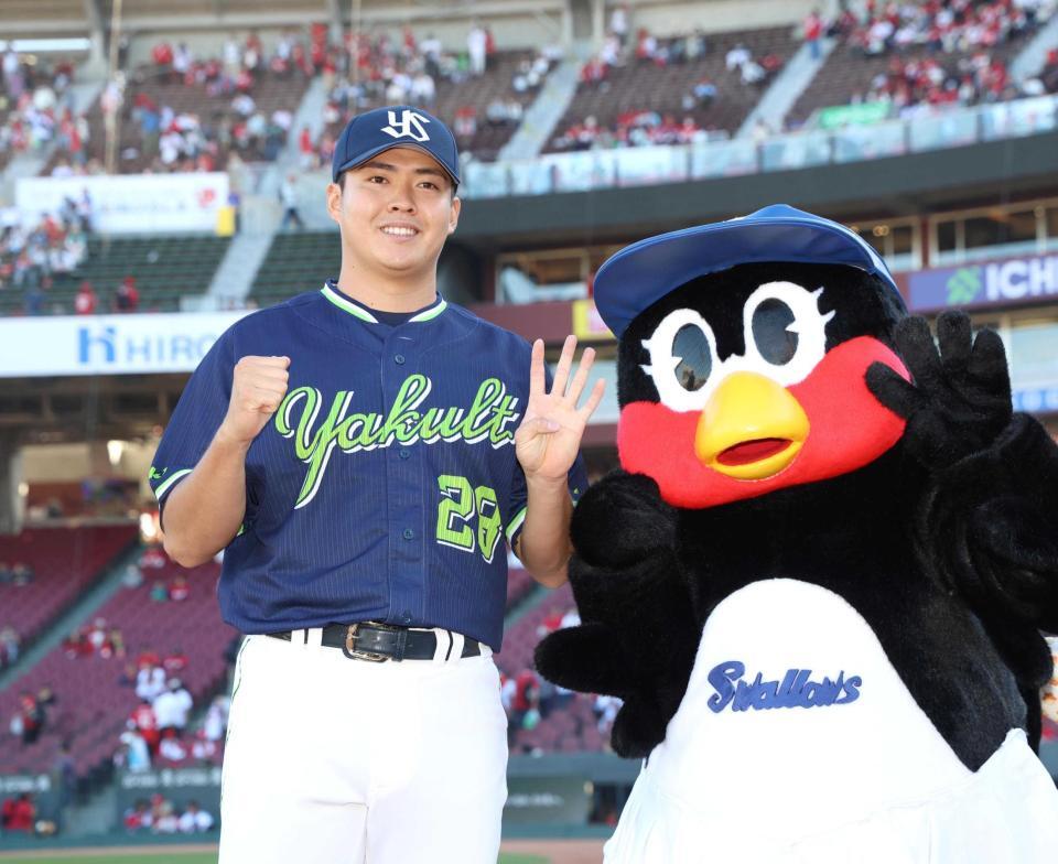 　４勝目を挙げポーズをとる松本健（撮影・北村雅宏）