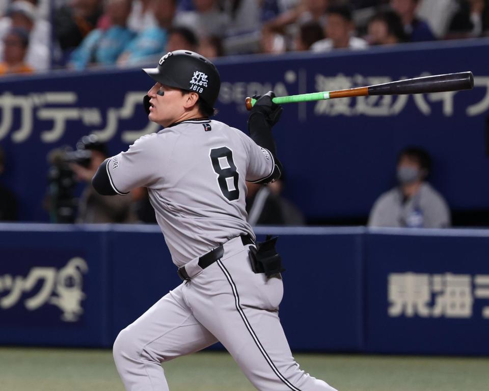 ８回、代打・丸が右中間に２ランを放つ