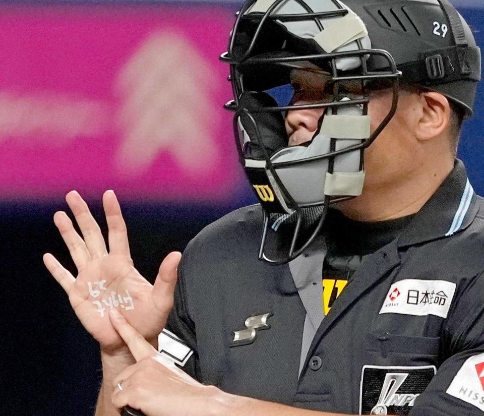　「２９」を付けたヘルメットをかぶり、「Ｆｉｇｈｔ２９」の文字を手のひらに書いて中日－巨人戦の球審を務める市川貴審判員