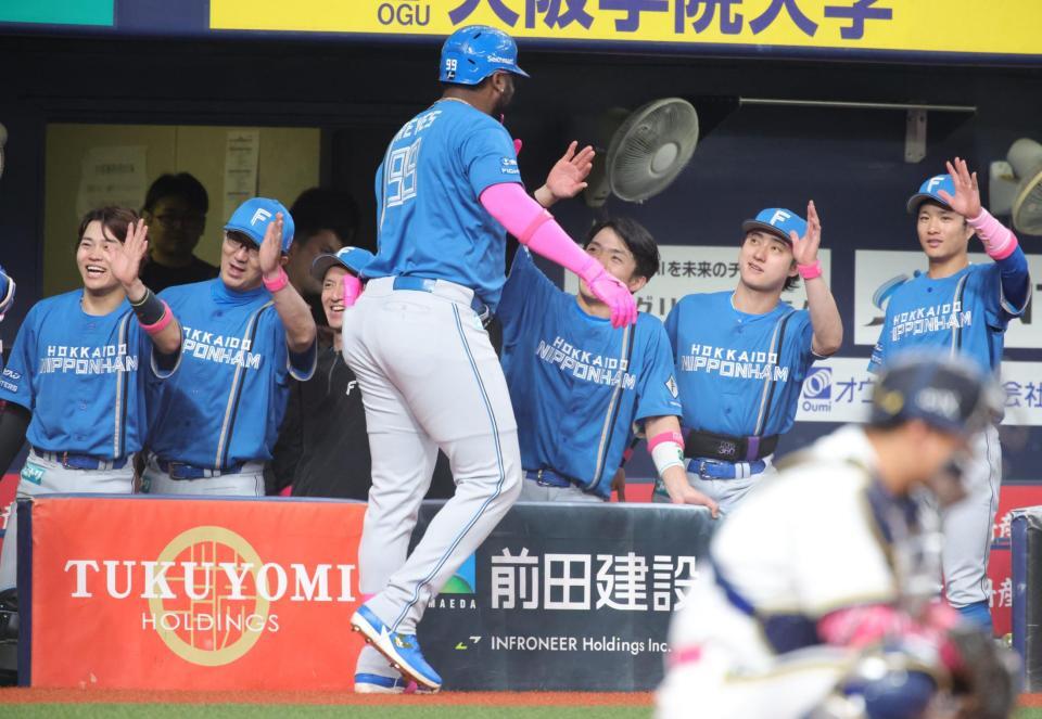１回、レイエスは左越えに先制２ランを放ち、ベンチでナインに迎えられる（撮影・坂部計介）
