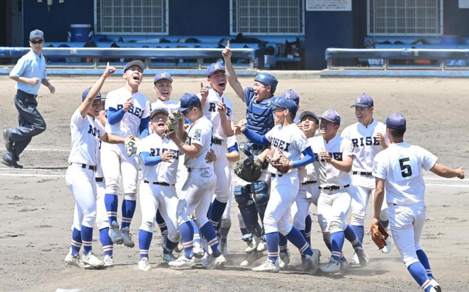 優勝を決め、歓喜する履正社ナイン（撮影・高部洋祐）