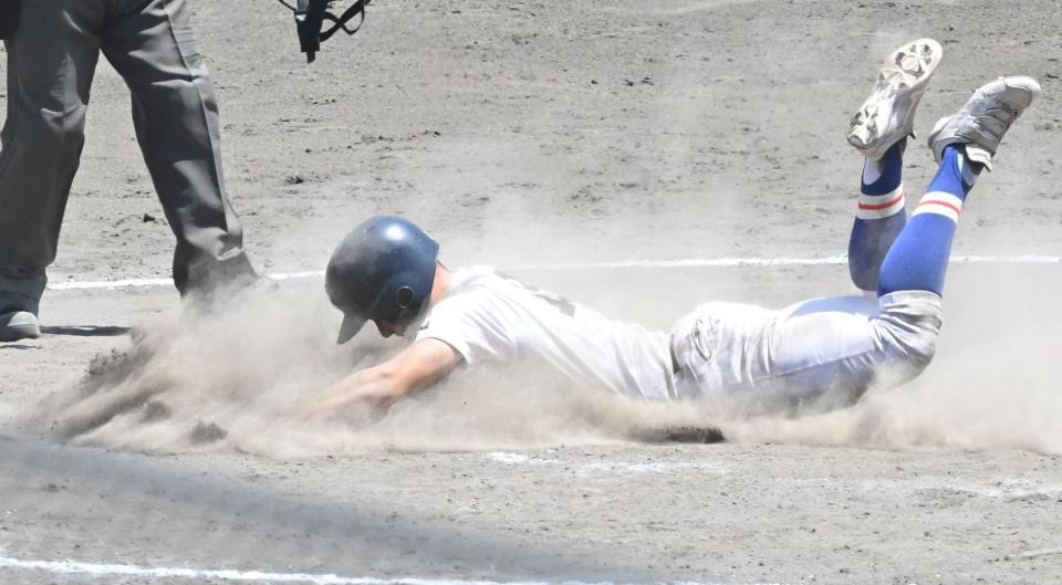 ９回、履正社・川口壱茶の勝ち越し犠飛で生還する履正社・小杉悠人（撮影・高部洋祐）