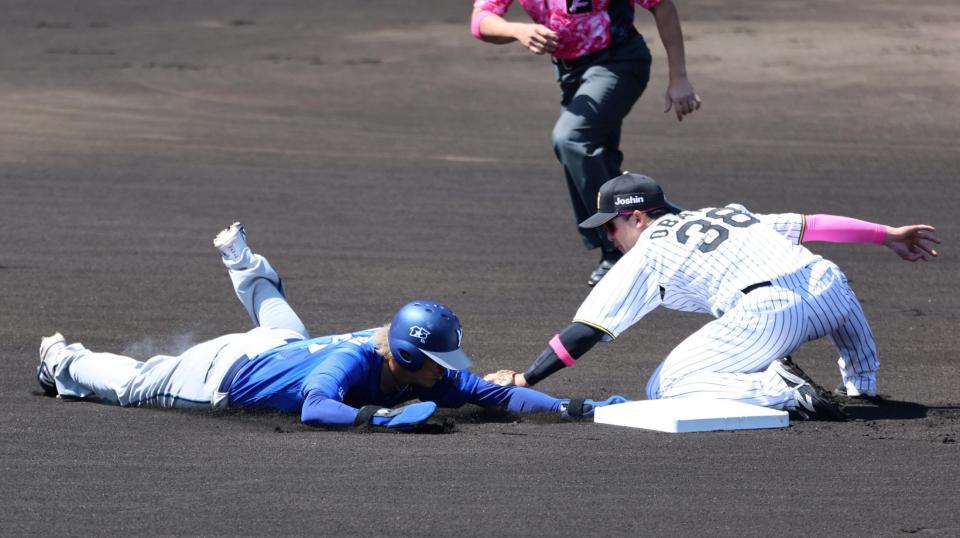 １回、盗塁を決める三森（野手・小幡）＝撮影・山口登