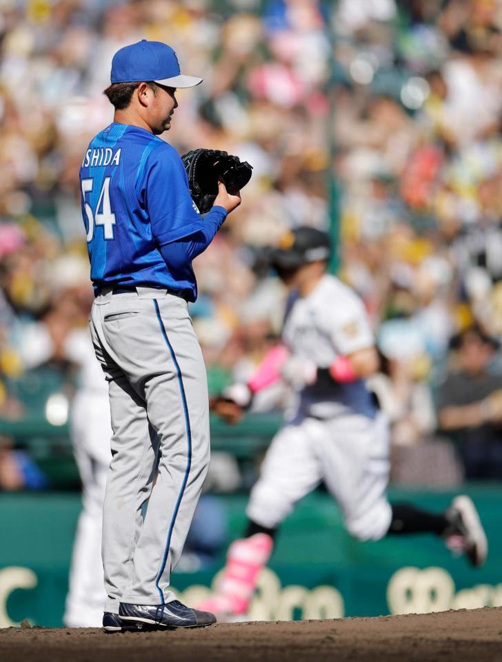 ６回、佐藤輝（奥）に本塁打を浴びた石田裕