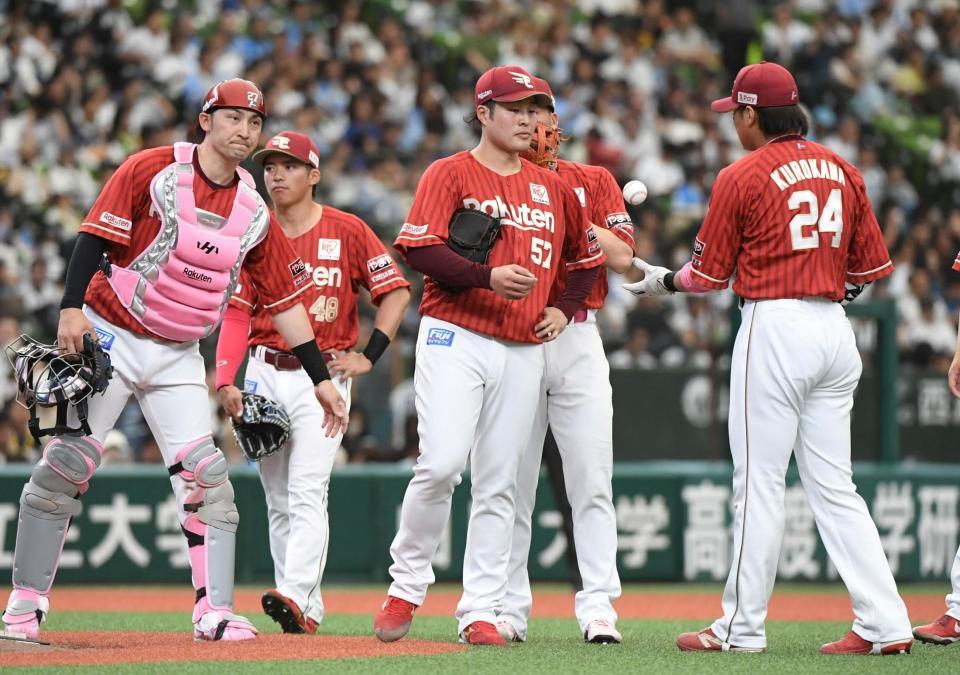 ２回途中２失点で降板する滝中（中央）＝撮影・佐藤厚