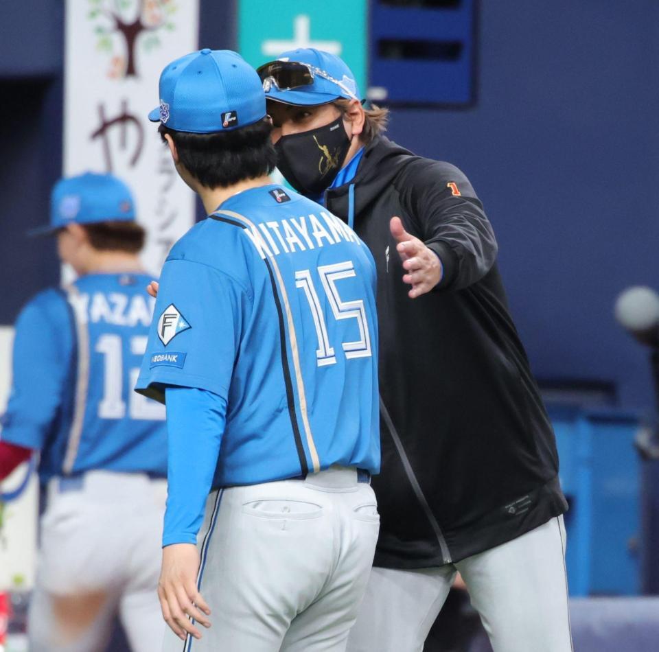 ８回無失点と好投し、３勝目をあげた北山を労う新庄監督（撮影・坂部計介）